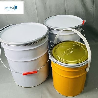 0Metalen emmer met een handvat van 35 mm met een ring van 5 liter.